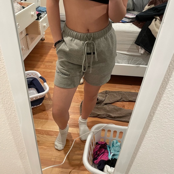 essentials shorts - Picture 1 of 3